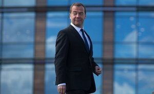 Медведев предложил снять избыточные требования к бизнесу с помощью «регуляторной гильотины»