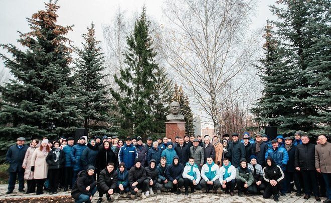 В Нижнекамске почтили память легендарного нефтехимика Николая Лемаева