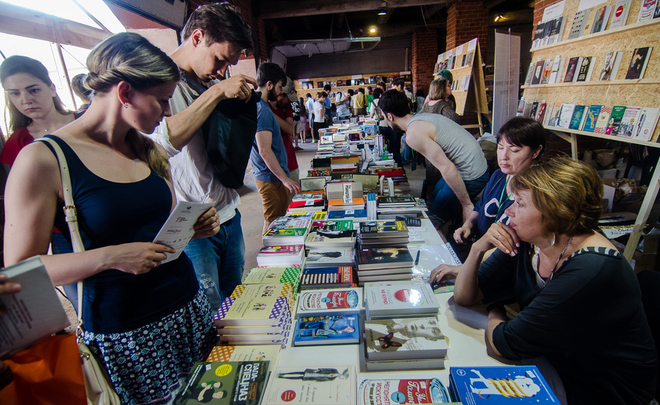 ​Очередной летний книжный фестиваль «Смены» перенесли в парк «Черное озеро»