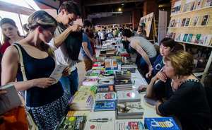 Очередной летний книжный фестиваль «Смены» перенесли в парк «Черное озеро»