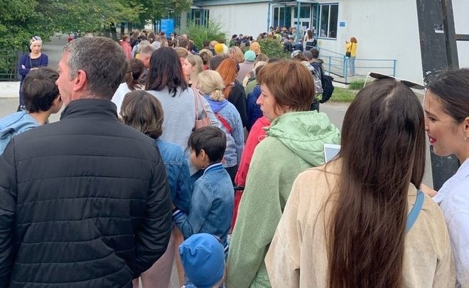 Как борьба с перекупщиками и непогодой привела к километровым очередям в речном порту Казани