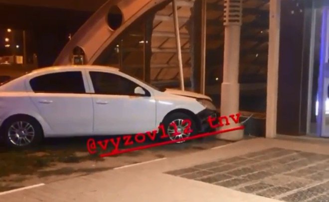 Ночью в Казани автомобиль на полном ходу протаранил станцию метро «Проспект Победы»