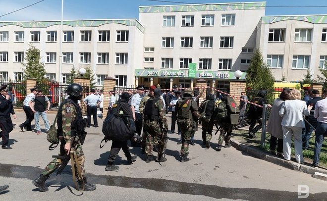 Путин попросил предоставить предложения по упорядочению оборота оружия после трагедии в казанской гимназии