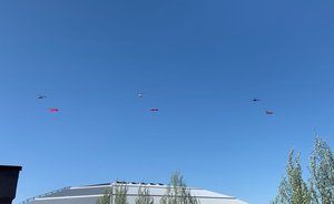 Над Казанью пролетели вертолеты с флагами Татарстана, России и Знаменем Победы