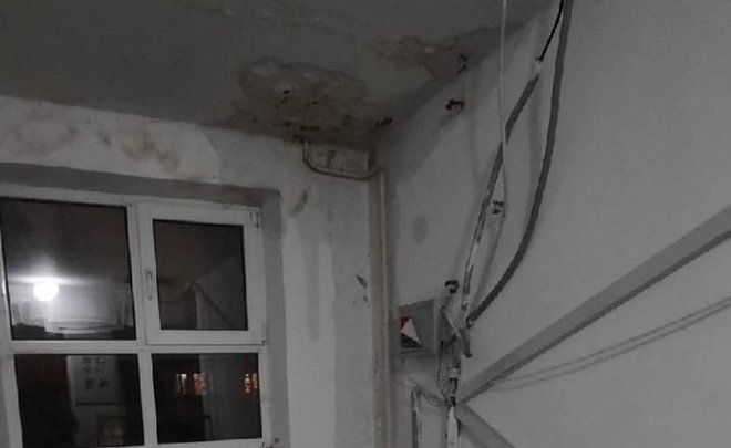 В одном из казанских домов протекает крыша — жильцам приходится забираться на нее и убирать снег