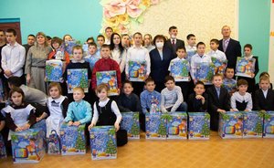 Нефтехимики подарили подарки детям, проживающим в сельской местности