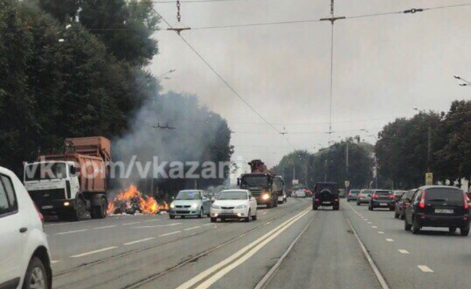 В Казани мусоровоз сбросил горящий мусор на дорогу