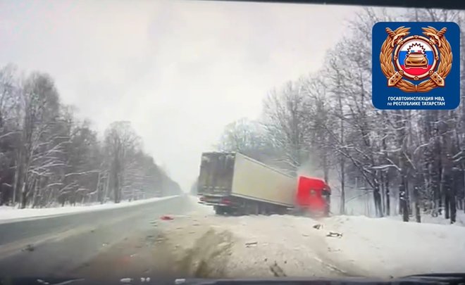 В Нижнекамском районе Татарстана автомобиль выехал на встречную полосу и столкнулся с грузовиком