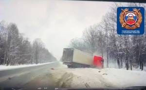 В Нижнекамском районе Татарстана автомобиль выехал на встречную полосу и столкнулся с грузовиком