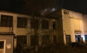 В Казани произошел крупный пожар в заброшенном здании у технополиса «Химград»