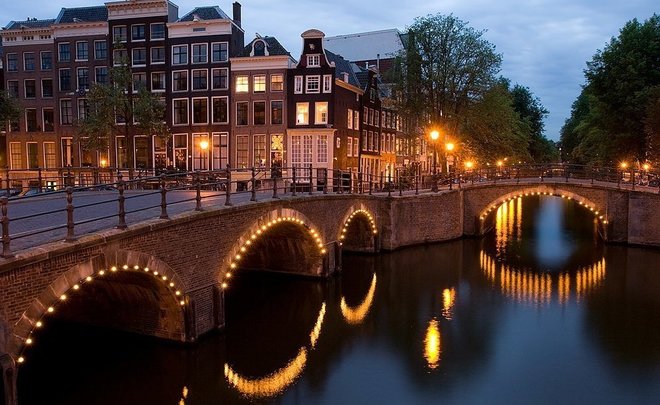 В Амстердаме произошли жесткие столкновения между полицией и участниками антиковидного митинга