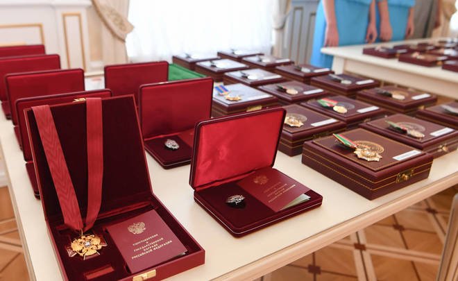 Минниханов вручил государственные награды России и Татарстана 46 жителям республики