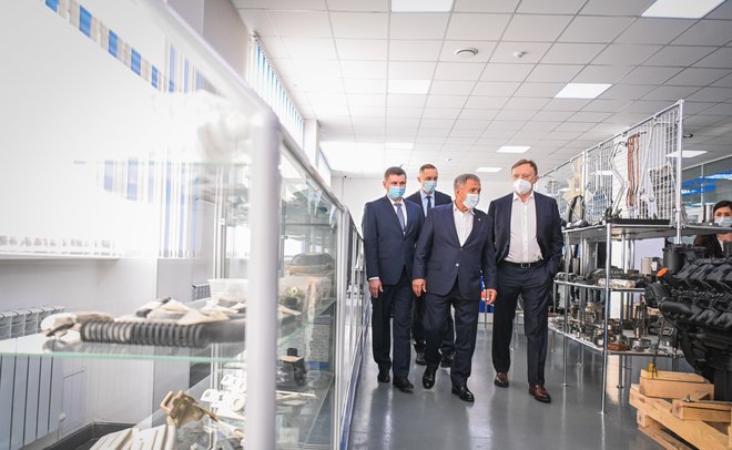 Минниханов посетил Акмолинский автоцентр КАМАЗа в Казахстане