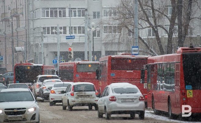 За сутки казанские дорожники высыпали 952 тонны противогололедных средств на улицы города