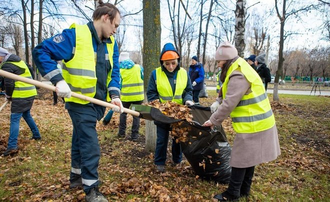 Сотрудники «Нижнекамскнефтехима» вышли на уборку центрального проспекта города