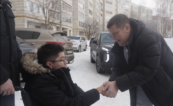 Известный радиоведущий на один день стал водителем социального такси в Казани