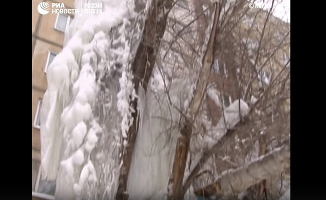 Во дворе Саратова из-за прорыва трубы образовалось «ледяное царство» — видео
