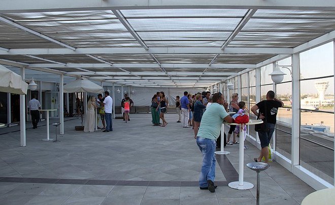 Минздрав России предложил установить в аэропортах не более двух «курилок»