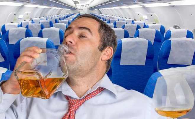 Россиянин заплатит 150 тысяч рублей за пьяную драку в самолете