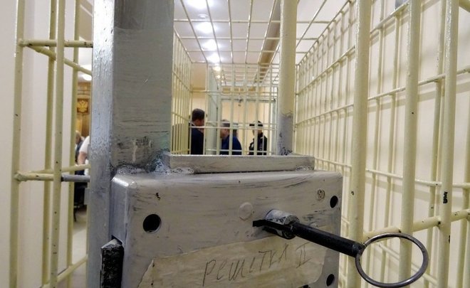 В ресторане Елабуги клиент напал на полицейского с осколком стакана и получил реальный срок