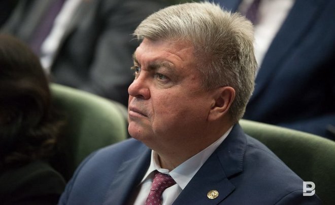 Магдеев поручил усилить контроль по очистке крыш от снега и наледи