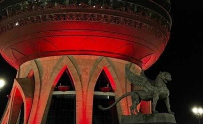 В Казани на «Чаше» загорелась красная подсветка