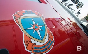 Во дворе казанского дома сгорел автомобиль — огонь перекинулся на соседние машины