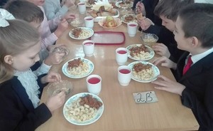 Школьники Казани чаще всего жалуются на остывшие блюда и большие очереди в столовых