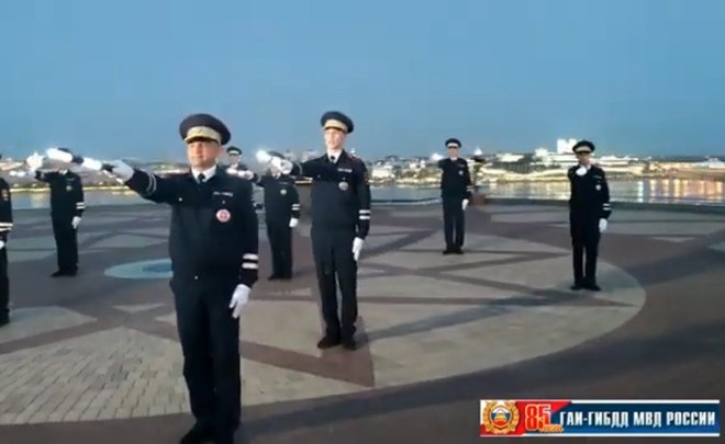 Инспекторы ГИБДД Казани зачитали рэп и станцевали в честь 85-летия Госавтоинспекции