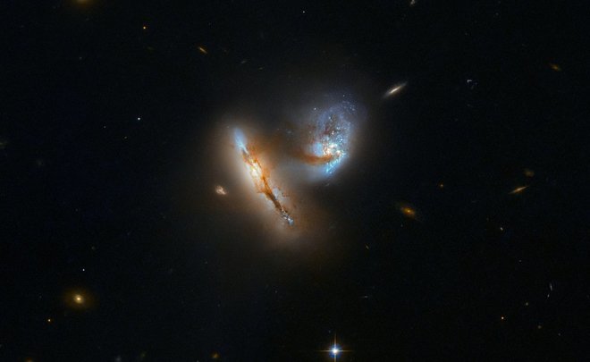Астрономы опубликовали снимок готовящихся к слиянию галактик