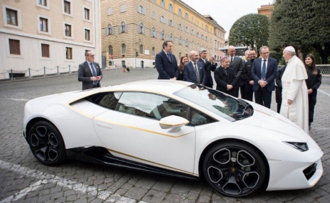Ватикан продаст на аукционе подаренный Папе Римскому Lamborghini