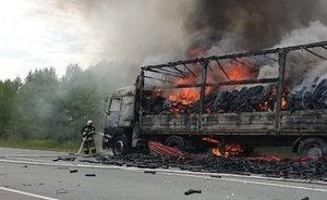 В Татарстане сгорела фура с пластиком