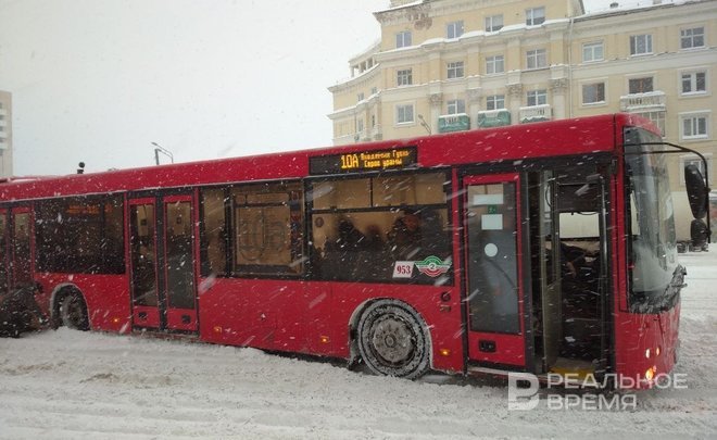 В Казани на остановке Камала автобус застрял в снегу