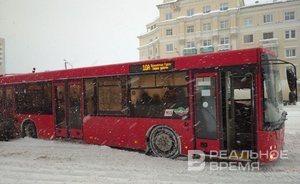 В Казани на остановке Камала автобус застрял в снегу