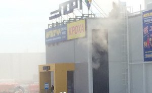 ТЦ «Порт» загорелся с другой стороны, площадь пожара выросла до 60 кв. м