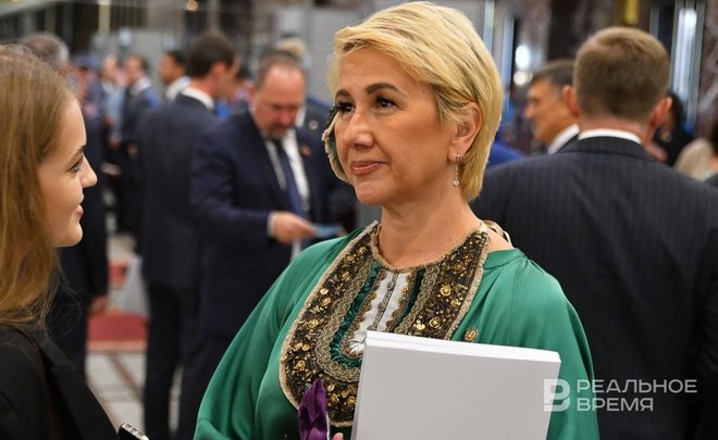 «Раньше в каждой семье девушка умела вышивать, а сейчас пришивать пуговицу относим в мастерские. Это маразм»