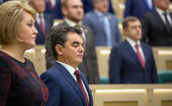 Матвиенко вручила Ялалову удостоверение сенатора