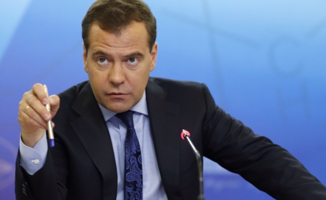 Медведев поручил продлить продуктовое эмбарго до 2017 года