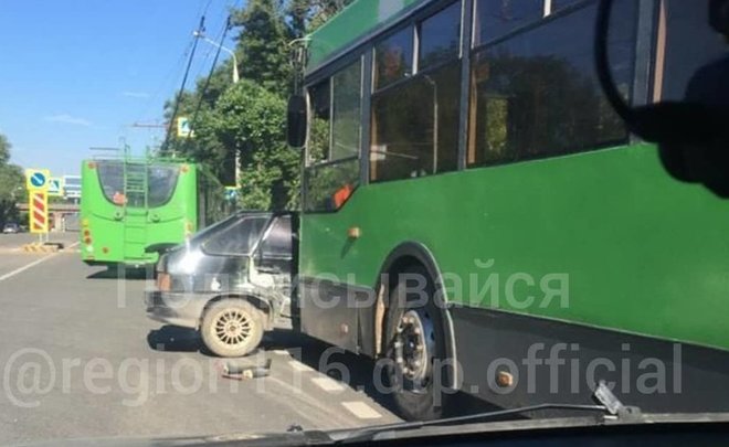 В Казани троллейбус протаранил легковушку