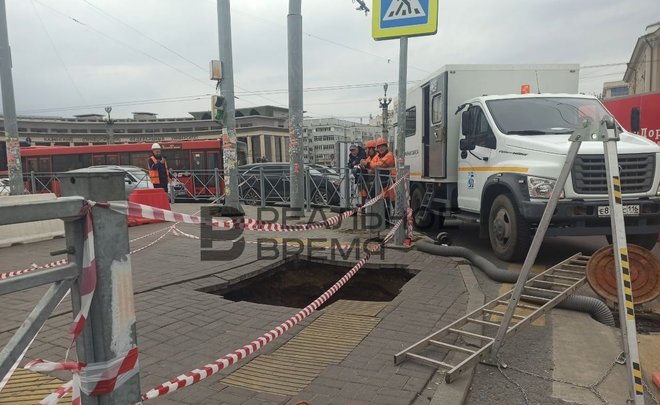 Казанский «Водоканал» обещал устранить провал около театра Камала в «скором времени»