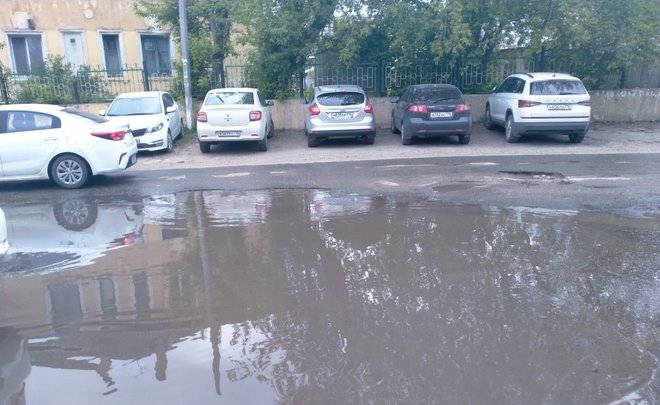 На улицах Советского района Казани протекает канализация