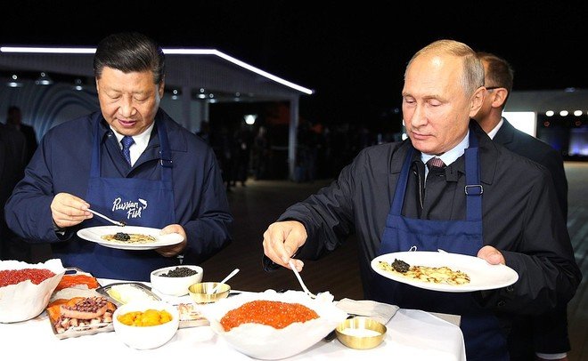 «Юанями потом отдашь»: Путин купил Си Цзиньпину сбитень