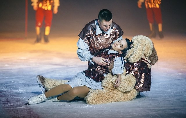 В канун Нового года «Нижнекамскнефтехим» пригласил детей на мюзикл на льду