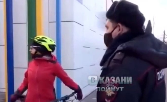 В Казани муж бросил жену, когда ее остановили полицейские для проверки пропуска — видео