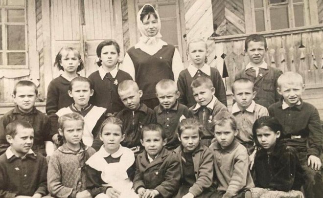 Минниханов опубликовал архивный снимок из детства и поздравил первого учителя с 75-летием