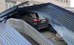 В Татарстане сильный ветер повалил 43 дерева и повредил кровлю Нацмузея