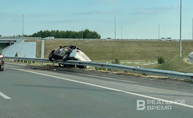 Под Казанью легковушка залетела на отбойник