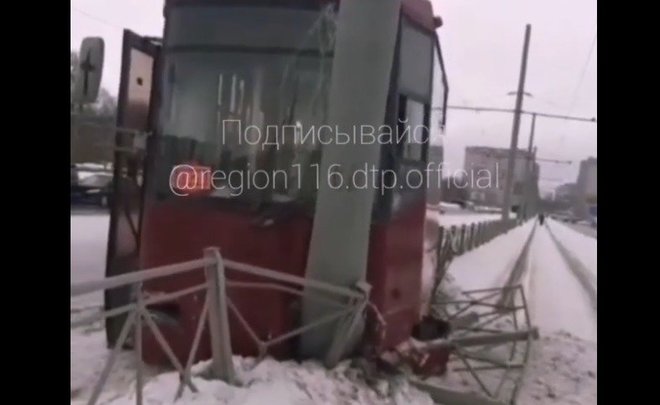 В Казани сняли на видео врезавшийся в столб трамвай
