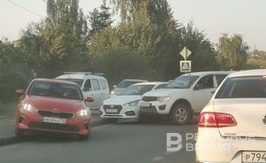 На улице Губкина в Казани столкнулись несколько автомобилей