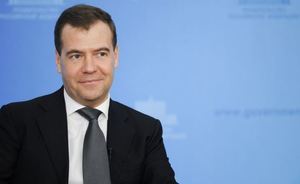 Медведев поручил ведомствам разработать схему кредитования импортеров российских товаров